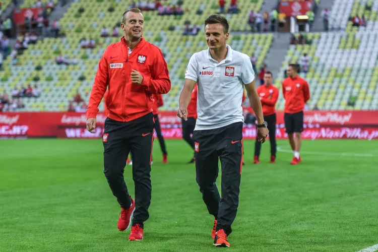 Sławomir Peszko (z prawej) po cichu liczył, że zagra już na inaugurację Euro 2016 w miejsce kontuzjowanego wówczas Kamila Grosickiego (z lewej). Czy skrzydłowy Lechii dostanie szansę występu w "11" przeciwko Ukrainie?