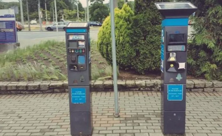 Zmodernizowany parkomat (po prawej stronie) wyglądem przypomina starsze urządzenia. Miasto twierdzi, że jest jednak dużo nowocześniejszy.