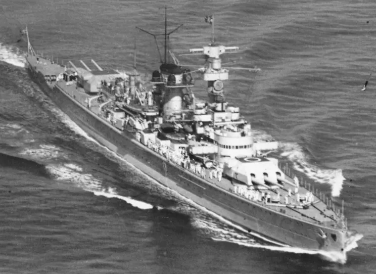 Pierwszy z pancerników kieszonkowych nosił nazwę "Deutschland", jednak po zatopieniu innego okrętu z tej serii, "Admirala Grafa Spee", Hitler nakazał zmianę jego nazwy na "Lützow". Nie mógł bowiem znieść tego, że ktoś mógłby posłać "Niemcy" na dno...