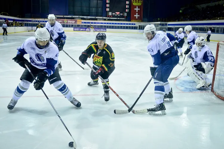 Gdańscy hokeiści na razie budują formę przed rozgrywkami Polskiej Hokej Ligi poza lodowiskiem. Po raz pierwszy zawodnicy MH Automatyki Stoczniowca mają zameldować się na tafli w połowie sierpnia.