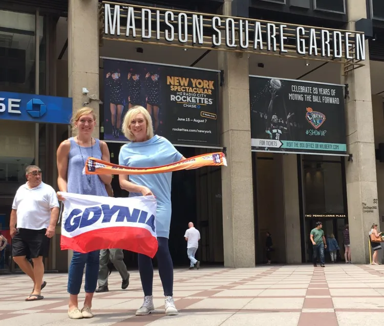 Trener Katarzyna Dydek (z prawej) i Carolyn Swords przed mekką koszykówki, nowojorską halą Madison Square Garden.