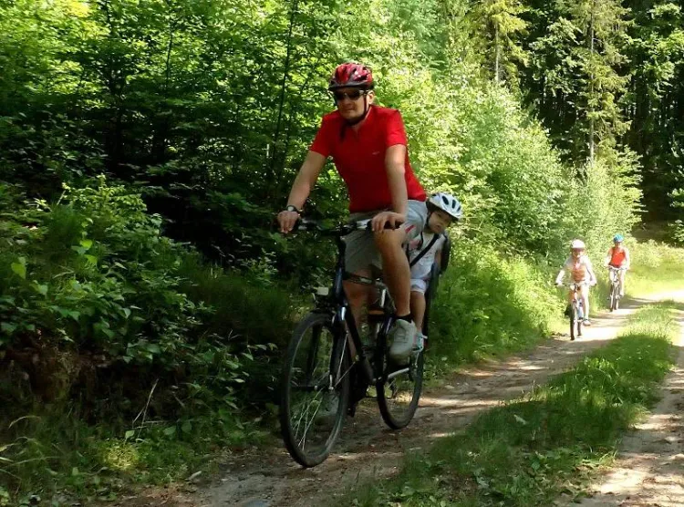 Ciekawa, kilkunastokilometrowa trasa poprowadzona wśród malowniczych pejzaży sprawiła, że pierwsza tegoroczna edycja Rodzinnego Pikniku Rowerowego cieszyła się ogromną frekwencją.