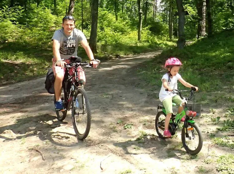 Ciekawa, kilkunastokilometrowa trasa poprowadzona wśród malowniczych pejzaży sprawiła, że pierwsza tegoroczna edycja Rodzinnego Pikniku Rowerowego cieszyła się ogromną frekwencją.