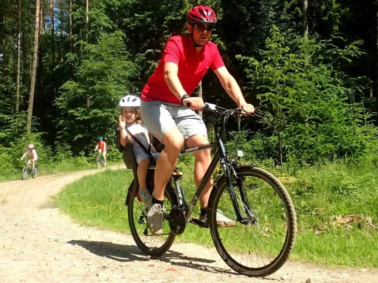 Ciekawa, kilkunastokilometrowa trasa poprowadzona wśród malowniczych pejzaży sprawiła, że pierwsza tegoroczna edycja Rodzinnego Pikniku Rowerowego cieszyła się ogromną frekwencją.