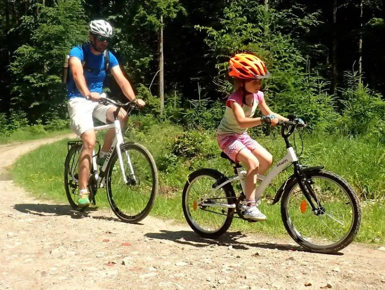 Ciekawa, kilkunastokilometrowa trasa poprowadzona wśród malowniczych pejzaży sprawiła, że pierwsza tegoroczna edycja Rodzinnego Pikniku Rowerowego cieszyła się ogromną frekwencją.