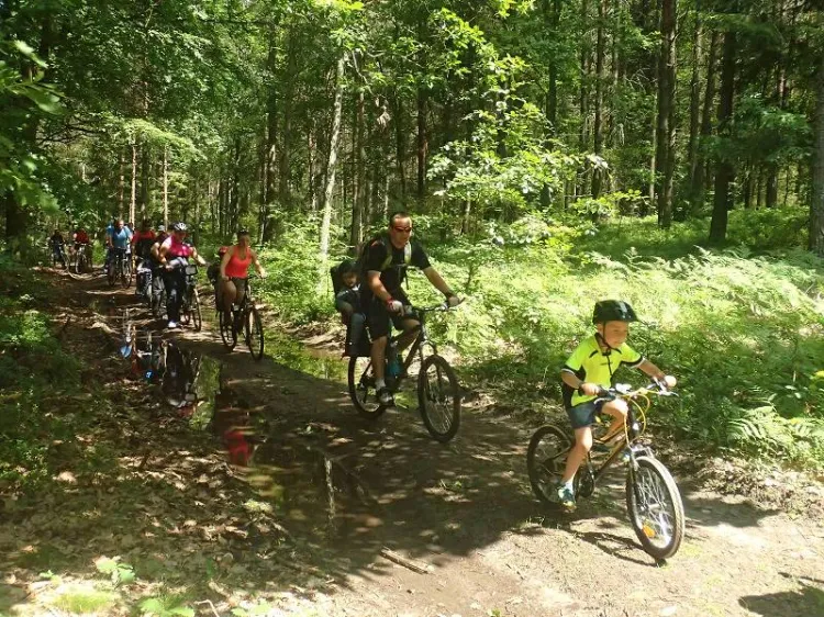 Ciekawa, kilkunastokilometrowa trasa poprowadzona wśród malowniczych pejzaży sprawiła, że pierwsza tegoroczna edycja Rodzinnego Pikniku Rowerowego cieszyła się ogromną frekwencją.