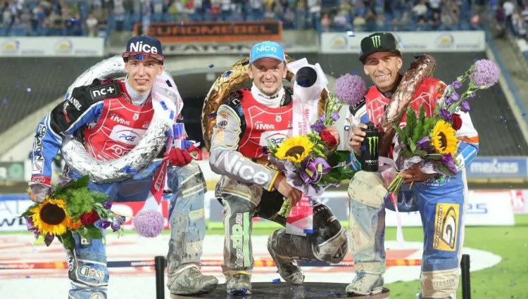 W 2015 roku tytuł indywidualnego międzynarodowego mistrza ekstraligi wywalczył Grigorij Łaguta (w środku). Na podium podczas zawodów w Lesznie stanęli również: Greg Hancock (z prawej) oraz Piotr Pawlicki (z lewej).