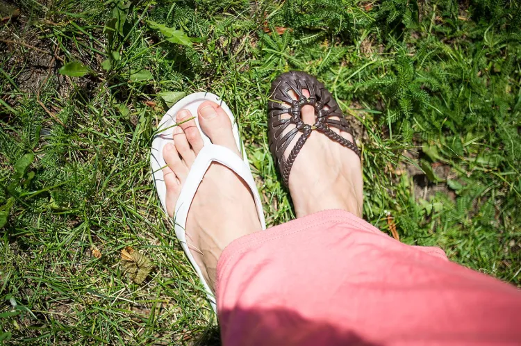 Na kobiecej stopie każde obuwie wygląda dobrze, ale spór między miłośnikami japonek i sandałów dotyczy przede wszystkim mężczyzn. 