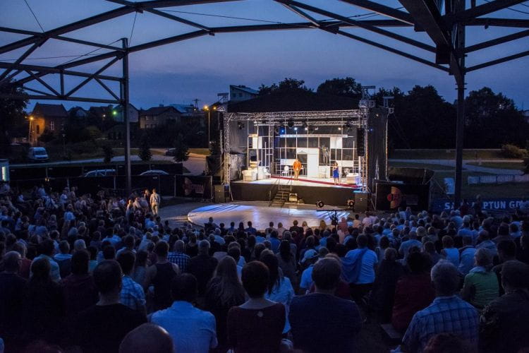 Teatr Wybrzeże już po raz ósmy zaprasza widzów do Parku Kulturowego Faktoria w Pruszczu Gdańskim na bezpłatne pokazy spektakli Teatru Wybrzeże. Zaplanowano je na wszystkie letnie soboty do 20 sierpnia, o godz. 21.