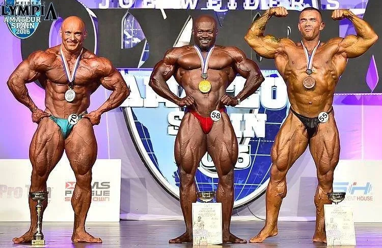 Podium Mr. Olympia 2016. Tomasz Bobrowski (z prawej) zajął trzecie miejsce, wygrał Pascal Chuckwu (w środku), a drugi był Iwan Wodjanow (z lewej).