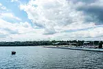 Widok na zatokę z tarasu w Akwarium Gdyńskim dostępny jest tylko dla odwiedzających placówkę.