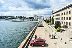 Widok na zatokę z tarasu w Akwarium Gdyńskim dostępny jest tylko dla odwiedzających placówkę.