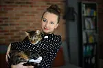 - Wciąż panuje, moim zdaniem błędne przekonanie, że koty chodzą tylko swoimi drogami i robią to, co chcą. Przekonałam się, że to nie do końca jest prawda - mówi Paulina Staniszewska, autorka cyklu "Portret z futrem".