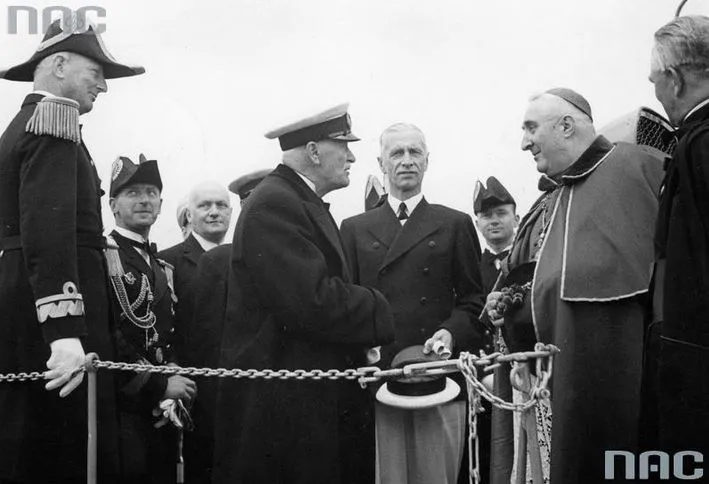 Przedstawiciele władz na ORP "Mazur" podczas obchodów Święta Morza w 1937 r. Widoczni m.in. prezydent RP Ignacy Mościcki (w środku na pierwszym planie), biskup chełmiński Stanisław Okoniewski (drugi z prawej), wojewoda pomorski Władysław Raczkiewicz (z kapeluszem w ręku), kontradmirał Józef Unrug (pierwszy z lewej), adiutant prezydenta RP kapitan Stefan Kryński (drugi z lewej).