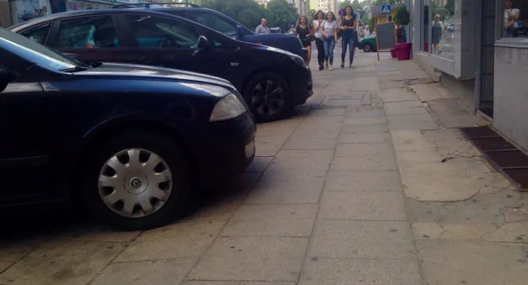 Remontowany będzie m.in. chodnik przy ul. Armii Krajowej, który niszczą parkujące tam samochody.