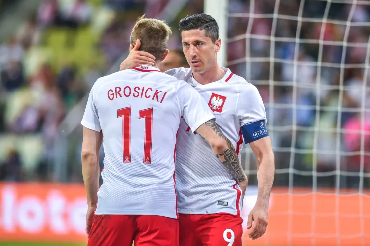 W 2006 roku biało-czerwoni pokonali Portugalię 2:1, co następnie przełożyło się na pierwszy w historii awans do finałów mistrzostw Europy. Czy w czwartek znów ogramy tego rywala i osiągniemy kolejny dziejowy sukces - półfinał Euro 2016? Na zdjęciu: Robert Lewandowski i Kamil Grosicki.