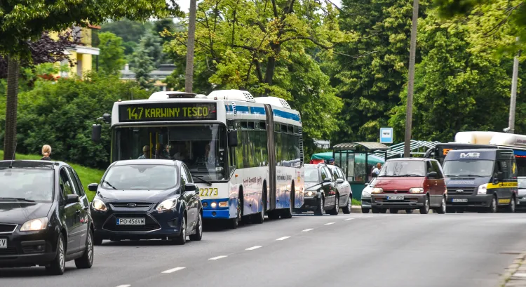 Buspas na ul. Rolniczej na Witominie pozwoliłby zaoszczędzić czas kierowcom i pasażerom autobusów, które teraz stoją w korkach.