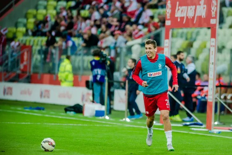 Rafał Janicki był powoływany na trzy kolejne zgrupowania biało-czerwonych, ale w seniorskiej reprezentacji nie zadebiutował. Po raz ostatni miał na to szansę w czerwcu ubiegłego roku. 