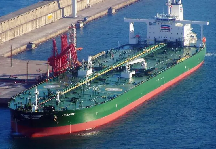 Tankowiec Atlantas płynie z ropą na Bałtyk. Do Portu Północnego w Gdańsku nie wpłynie, bo jest zbyt duży, dlatego przeładuje ładunek na mniejszą jednostkę.