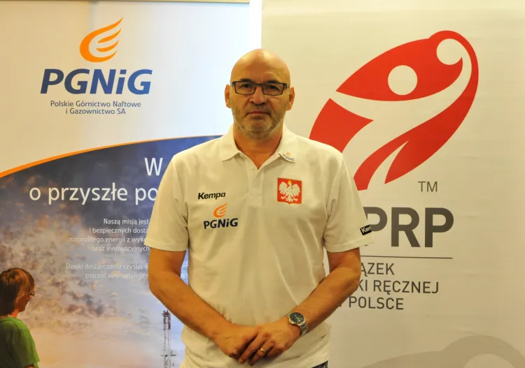 Jak twierdzą władzę ZPRP wybór nowego trenera był poprzedzony wnikliwą analizą kompetencji i doświadczenia polskich i zagranicznych trenerów, a także konsultacjami z zawodniczkami z rady drużyny reprezentacji Polski kobiet.