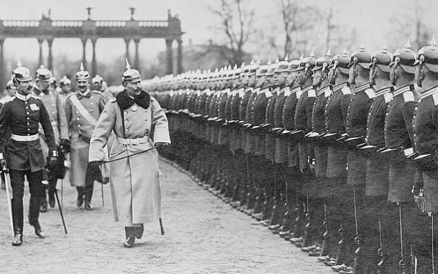Latem 1916 roku prawie wszyscy wyglądali już końca wojny. Nikt nie spodziewał się, że potrwa ona jeszcze ponad dwa lata. Nz. Cesarz Wilhelm II Hohenzollern wizytuje niemieckie oddziały.