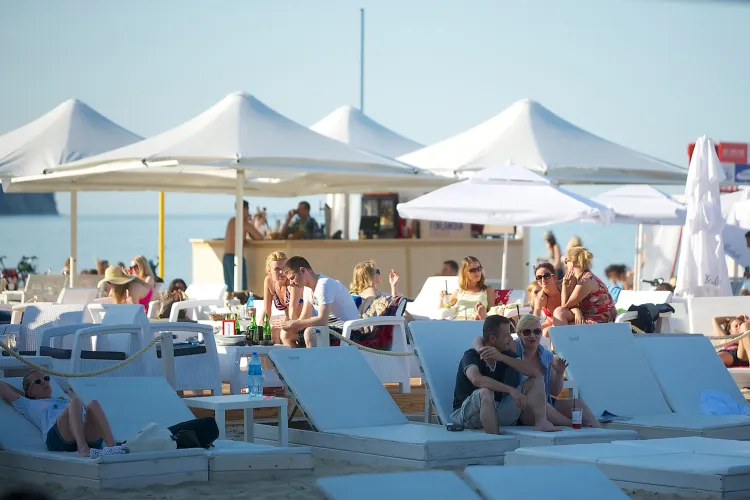 W tym roku przestrzeń plażowa przed Zatoką Sztuki będzie ograniczona. Miasto zakazało organizacji dużych koncertów i imprez.