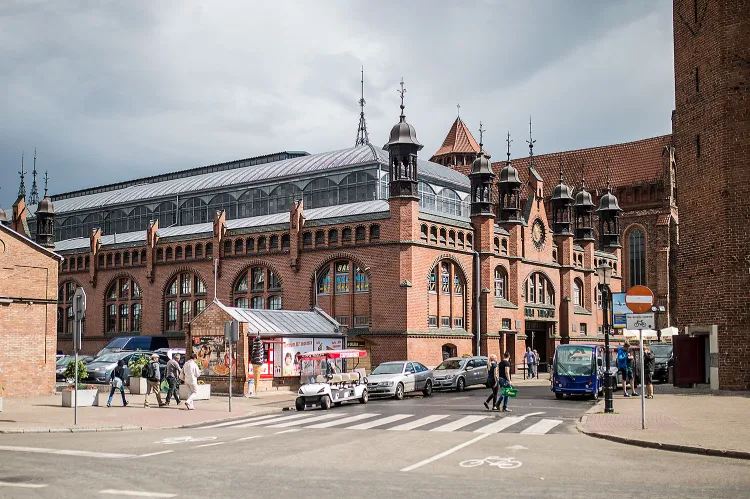 Pierwsza osada handlowa i pierwszy kościół św. Mikołaja funkcjonował w tym miejscu już w XII i XIII wieku. Sama hala wybudowana została w 1896 roku. 
