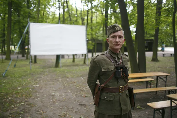 Piotr Torłop ze Stowarzyszenia Rekonstrukcji Historycznej "Fort", jeden z pomysłodawców plenerowego mini kina na Westerplatte.