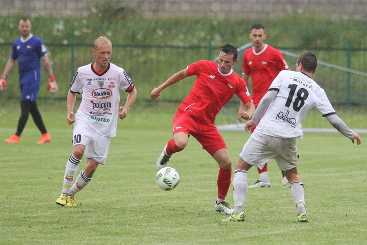 Rafał Wolski (z piłką) w sparingu z Chojniczanką asystował przy golu Marco Paixao. 