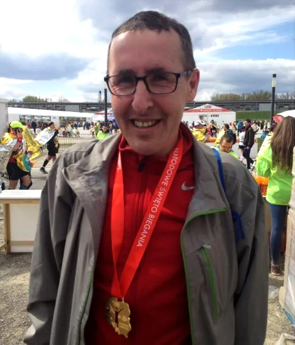 Robert Burda zmęczony, ale szczęśliwy po ukończeniu Orlen Warsaw Maratonu w czerwcu tego roku. Czas: 3:40:47.