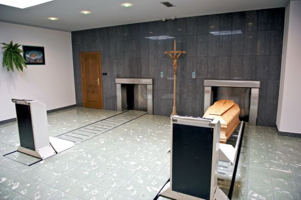 Gdańskie krematorium jest zaopatrzone w dwa piece, które spopielają zwłoki niemal bez przerwy. Jedna ceremonia kremacji trwa ok. dwóch godzin.