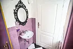 Łazienka również wyglądem przypomina tę z mieszkania Moniki Geller.