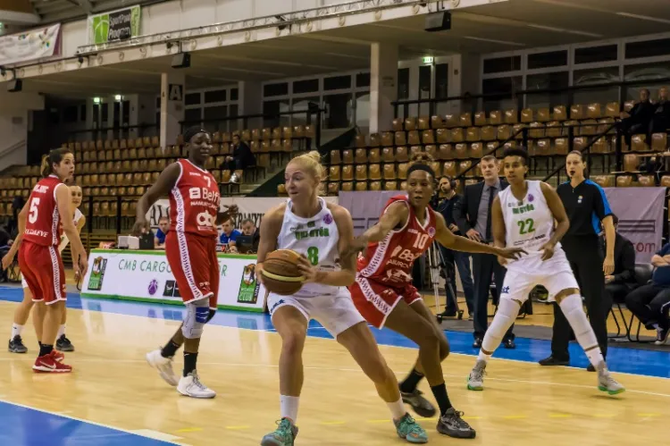 Według trener Basketu 90 Katarzyny Dydek, nowa koszykarka Monika Grigalauskyte przyda się głównie w walce na deskach oraz w kontratakach.