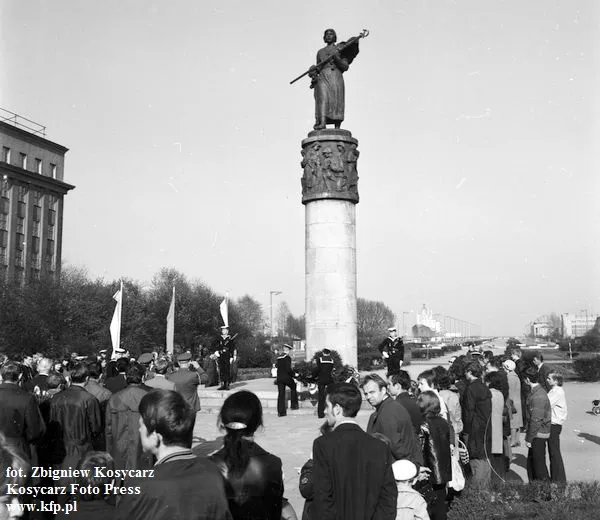 Pomnik Braterstwa Polsko-Radzieckiego, zwany potocznie Nataszą, stał na skwerze Kościuszki w Gdyni. Zdjęcie wykonano w latach 60.