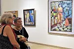 W holu Państwowej Galerii Sztuki w Sopocie prezentowane są obrazy Tadeusza Chyły. 