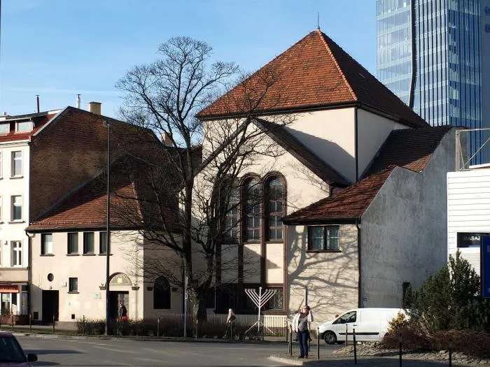 Synagoga przy ul. Partyzantów 7 we Wrzeszczu. To jedyna synagoga w Gdańsku, która przetrwała antyżydowską politykę zdominowanego przez sympatyków Hitlera Wolnego Miasta Gdańska, a następnie III Rzeszy Niemieckiej. Po wojnie, opustoszały budynek został zaadaptowany na szkołę muzyczną. W 2009 roku, po wielu latach starań, wrzeszczańska świątynia została zwrócona wyznawcom judaizmu.