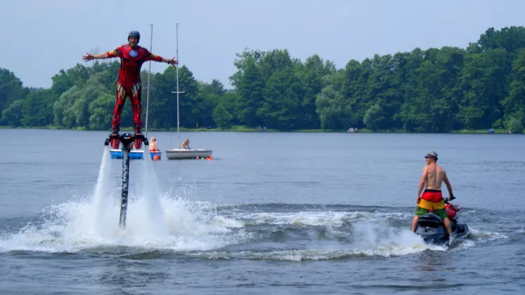 Flyboard napędzany jest przez skuter i pozwala unieść się nad wodę nawet na wysokość około 15 metrów.