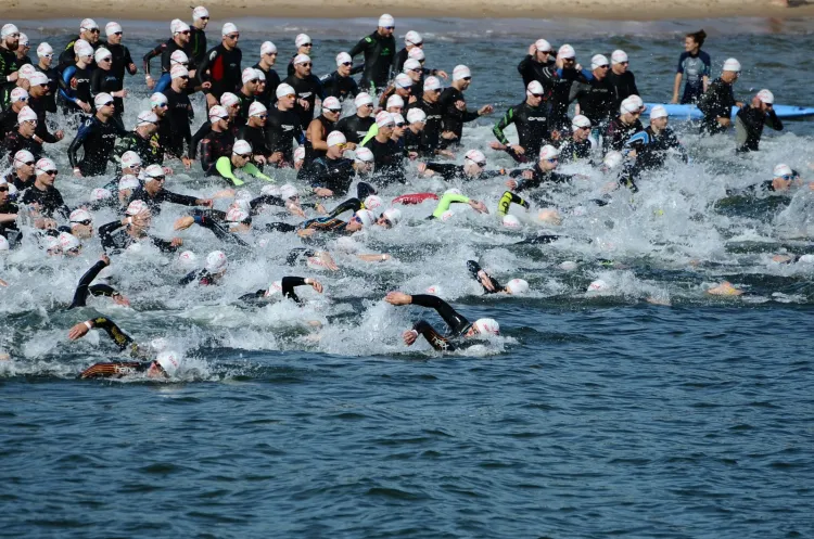 W niedzielę zawodnicy zmierzą się z dystansami: 1,5 km pływania, 40 km jazdy rowerem i 10 km biegu.