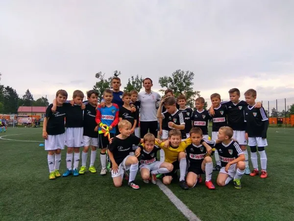 Od nowego sezonu w Jaguarze Gdańsk trenować będzie ponad 400 chłopców, prawie dwukrotnie więcej niż do tej pory. To efekt przejęcia młodych piłkarzy od APLG, które teraz ograniczy się do nadzoru nad szkoleniem sygnowanym przez Grupę Lotos.