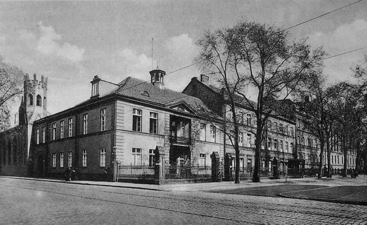 Tak wyglądał dom Uphagenów zaadaptowany na pomieszczenia szpitalne. Widok od strony skrzyżowania ulic Kieturakisa, Śluza i Wróblej.