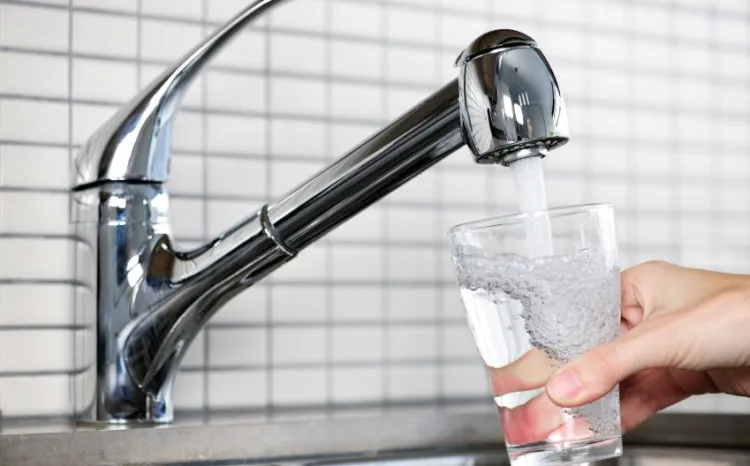 Naukowcy przekonują: nie ma żadnych przeciwwskazań - ani zdrowotnych, ani smakowych - abyśmy pili wodę prosto z kranu.