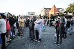 Publiczność projekcji "Turandot" na Targu Węglowym.