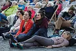Publiczność projekcji "Turandot" na Targu Węglowym.