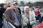 Publiczność projekcji "Turandot" na Targu Węglowym.