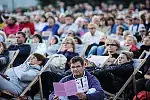 Publiczność projekcji "Turandot" na Targu Węglowym.
