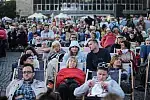 Publiczność projekcji "Turandot" na Targu Węglowym.