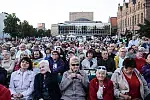 Publiczność projekcji "Turandot" na Targu Węglowym.