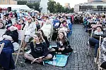 Publiczność projekcji "Turandot" na Targu Węglowym.