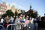 Publiczność projekcji "Turandot" na Targu Węglowym.