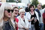 Publiczność projekcji "Turandot" na Targu Węglowym.